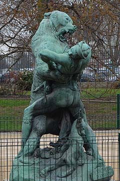 パリ植物園ヒグマ彫像