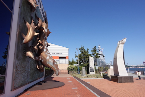 鯨生態体験館の外壁の立体作品と韓国初の護衛艦蔚山