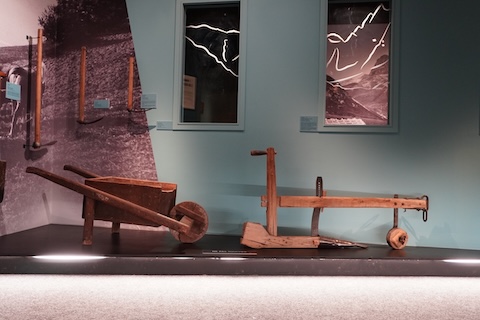 車輪とソリが付いた犂